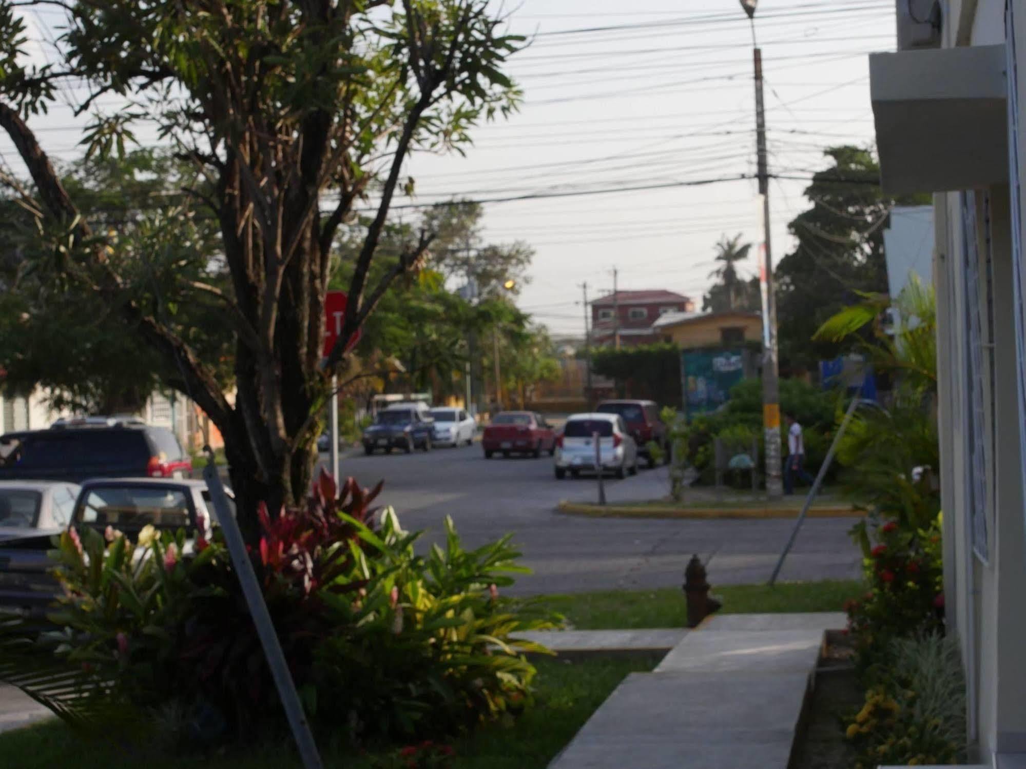 Hotel Carnaval La Ceiba Extérieur photo